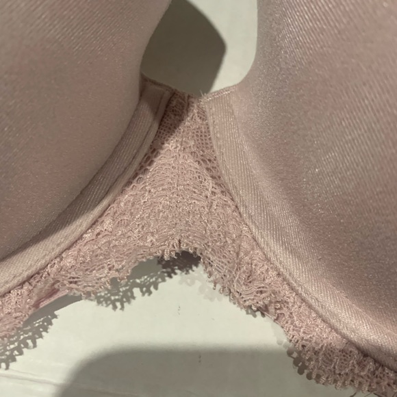 SPANX Undie-tectable Lightly Lined. NWT BRA. 32D - Picture 6 of 8